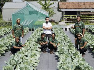 Anak Buruh Tani Ini Kuliah di Inggris dengan Beasiswa LPDP, Kini Jadi Bos Sayur