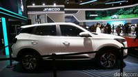Meski sudah diperlihatkan, Jetour memastikan belum menjual mobil listrik X50e di IIMS 2025, seperti yang disampaikan Direktur Marketing Moch. Ranggy Radiansyah. Untuk Jetour X50e kami belum akan menjualnya di IIMS 2025. Kami masih melihat pasar dan melakukan riset, namun kami tetap membuka booking jika ada konsumen yang menginginkannya, kata Ranggy.