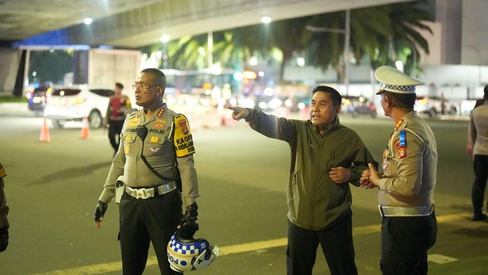 Kapolda Metro Jaya Irjen Karyoto terjun langsung meninjau tim pemecah macet Polda Metro Jaya (PMJ) demi mengurai kesemrawutam lalu lintas di Jakarta. (dok istimewa).