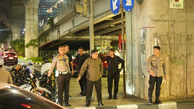 Kapolda Metro Jaya Irjen Karyoto terjun langsung meninjau 'tim pemecah macet' Polda Metro Jaya (PMJ) demi mengurai kesemrawutam lalu lintas di Jakarta. (dok istimewa).