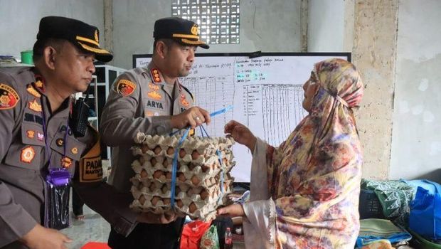 Kapolrestabes Makassar salurkan bantuan banjir ke warga