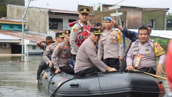 Kapolrestabes Makassar salurkan bantuan banjir ke warga