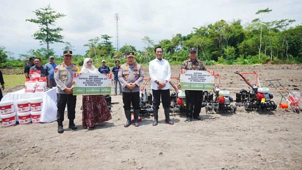 Kapolri Jenderal Listyo Sigit Prabowo meninjau lokasi penanaman jagung di Balong Opak, Kelurahan Canden, Kecamatan Jetis, Bantul, Daerah Istimewa Yogyakarta (dok Polri)