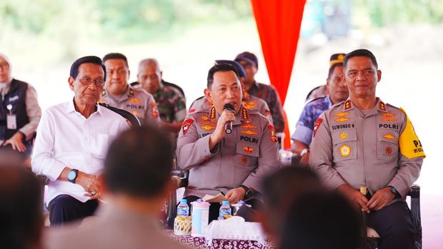 Kapolri Jenderal Listyo Sigit Prabowo meninjau lokasi penanaman jagung di Balong Opak, Kelurahan Canden, Kecamatan Jetis, Bantul, Daerah Istimewa Yogyakarta (dok Polri)