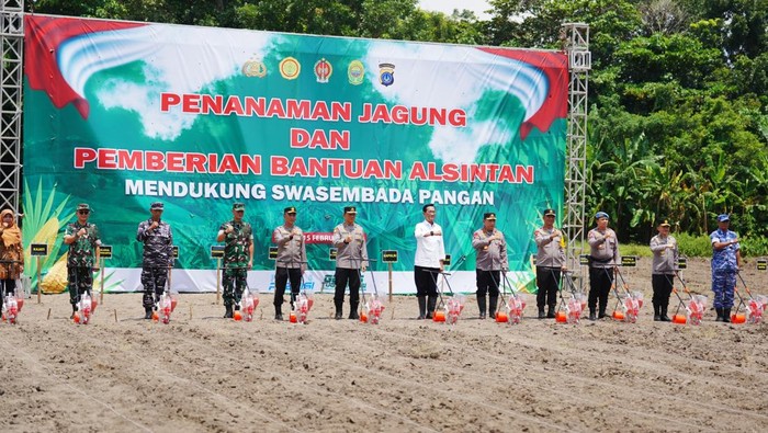 Kapolri Jenderal Listyo Sigit Prabowo meninjau lokasi penanaman jagung di Balong Opak, Kelurahan Canden, Kecamatan Jetis, Bantul, Daerah Istimewa Yogyakarta (dok Polri)