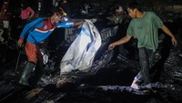 Api berhasil dipadamkan oleh 30 orang personel Pemadam Kebakaran dan hingga kini petugas masih menyelidiki penyebab kebakaran itu.