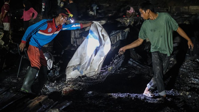 Warga mengumpulkan puing rumahnya yang masih bisa digunakan saat terjadi kebakaran pada pemukiman pemulung di TPAS Puuwatu, Kendari, Sulawesi Tenggara, Jumat (14/2/2025). Kebakaran yang menghanguskan 26 kopel rumah dengan total 52 kepala keluarga terdampak tersebut berhasil dipadamkan oleh 30 orang personel Pemadam Kebakaran dan hingga kini petugas masih menyelidiki penyebab kebakaran itu. ANTARA FOTO/Andry Denisah/YU