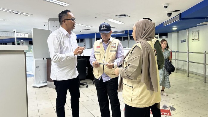 -Kepala Perwakilan Ombudsman RI Provinsi Kepulauan Riau, Lagat Parroha Patar Siadari meninjau tempat pemeriksaan Imigrasi di Pelabuhan Internasional Batam Centre.(Dok Imigrasi Batam)