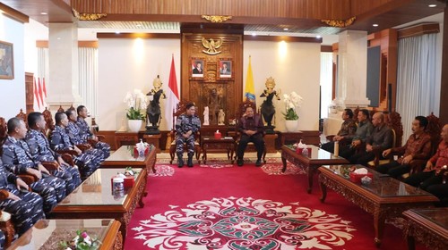 Kepala Staf TNI Angkatan Laut (KASAL) Laksamana TNI Muhammad Ali menemui Penjabat (Pj) Gubernur Bali Sang Made Mahendra Jaya di Jayasabha, Denpasar, Sabtu (15/2/2025). (Foto: Dok. Istimewa)