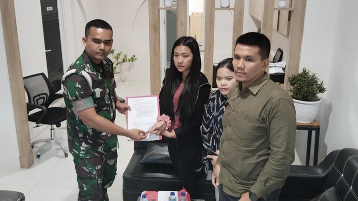 KKJ, LBH Medan, dan anak korban Eva menyerahkan 7 bukti dugaan keterlibatan Koptu HB ke Pomdam I/BB (Istimewa)