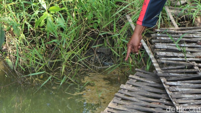 kolam penampungan limbah di dalam lokasi pengeboran yang dekat sungai