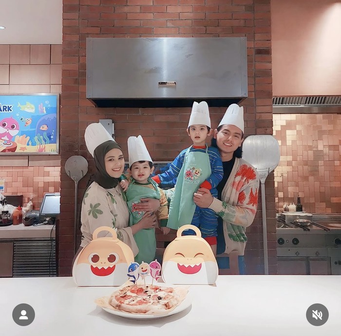 Kompak! Ini Momen Roger Danuarta dan Cut Meyriska Makan Bareng Kompak! Ini Momen Roger Danuarta dan Cut Meyriska Makan Bareng