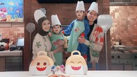 Terlepas dari hal tersebut, pasangan suami istri itu tetap menunjukkan momen bahagia bersama keluarga kecilnya. Mereka suka traveling hingga kulineran bareng. Foto: Instagram @cutratumeyriska / @rogerojey