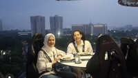 Pasangan yang menikah tahun 2019 ini makan malam berdua di restoran dengan konsep unik. Salah satunya mencoba makan malam di atas langit atau Lounge In The Sky dalam rangka merayakan ulang tahun Roger. Foto: Instagram @cutratumeyriska / @rogerojey