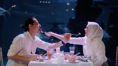 Kompak! Ini Momen Roger Danuarta dan Cut Meyriska Makan Bareng