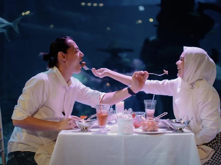 Kompak! Ini Momen Roger Danuarta dan Cut Meyriska Makan Bareng