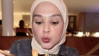 Belum lama ini pasangan dua anak itu makan di sebuah restoran. Cut Meyriska pun tampak tergiur dengan hidangan nasi goreng bawang putih yang ditambah topping jamur. Foto: Instagram @cutratumeyriska / @rogerojey