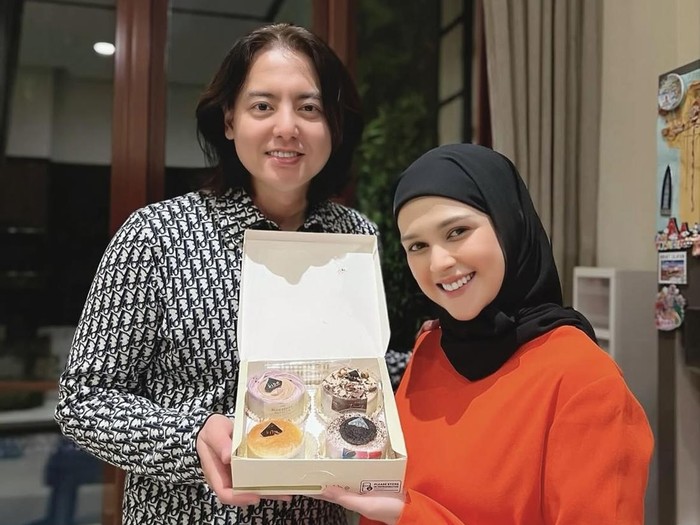 Kompak! Ini Momen Roger Danuarta dan Cut Meyriska Makan Bareng