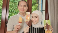 Mereka juga menikmati es krim lezat yang bisa dijadikan stok di rumah.  Roger tampaknya menikmati varian rasa mangga, sedangkan Cut Meyriska rasa cokelat. Foto: Instagram @cutratumeyriska / @rogerojey