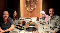 Tidak berdua saja, pasangan tersebut juga suka makan bareng kerabatnya. Salah satunya ini ketika mereka makan di steakhouse, menikmati daging steak sapi premium. Foto: Instagram @cutratumeyriska / @rogerojey