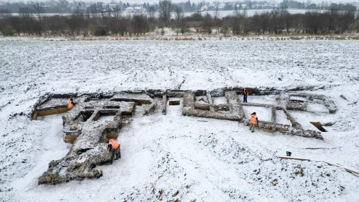 Komplek Rumah Pertanian Berusia 700 Tahun Ditemukan di Jerman 13 February 2025, Saxony-Anhalt, Wettin-LΓΆbejΓΌn: A pottery shard lies on a table at the excavation site of a farmstead near Nauendorf Archaeologists have discovered a farmstead here that is around 700 years old. The layout of the complex is still very well preserved. The building complex includes two towers, a manorial hall and various furnaces. The farmstead from the 13th century is based on a Slavic settlement with farm buildings and an associated burial ground. A total of 20 graves were recorded. There are always archaeological surprises on the site of the future SuedOstLink power line in Saxony-Anhalt. Photo: Hendrik Schmidt/dpa (Photo by Hendrik Schmidt/picture alliance via Getty Images)