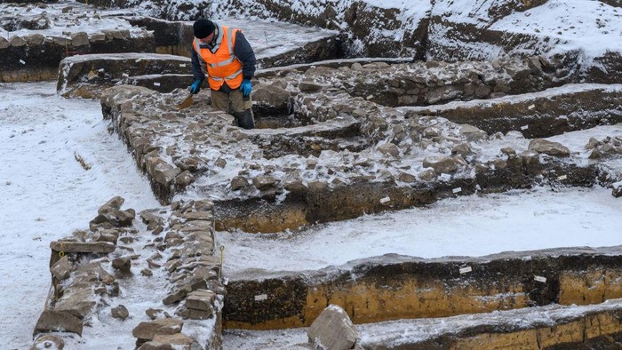 Komplek Rumah Pertanian Berusia 700 Tahun Ditemukan di Jerman 13 February 2025, Saxony-Anhalt, Wettin-LΓΆbejΓΌn: A pottery shard lies on a table at the excavation site of a farmstead near Nauendorf Archaeologists have discovered a farmstead here that is around 700 years old. The layout of the complex is still very well preserved. The building complex includes two towers, a manorial hall and various furnaces. The farmstead from the 13th century is based on a Slavic settlement with farm buildings and an associated burial ground. A total of 20 graves were recorded. There are always archaeological surprises on the site of the future SuedOstLink power line in Saxony-Anhalt. Photo: Hendrik Schmidt/dpa (Photo by Hendrik Schmidt/picture alliance via Getty Images)