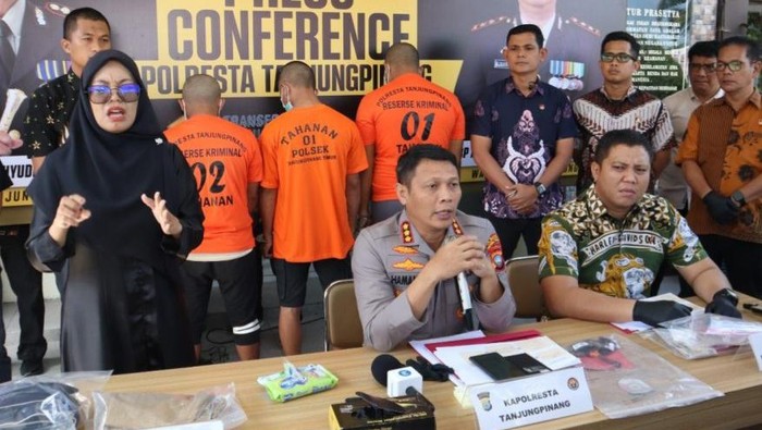 Konferensi pers pencabulan anak yang dilakukan pelatih voli di Tanjungpinang, Kepri. (Dok Polresta Tanjungpinang)