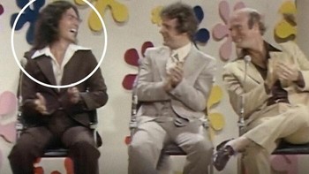 Yang dilingkari itu adalah Rodney Alcala, saat dia tampil pada sebuah acara cari pasangan. Siapa dia? Serial killer (pembunuh berantai). Beruntungnya, meski Rodney Alcala menang, perempuan itu menolak kencan dengannya. Foto: driving_andflying via Bored Panda