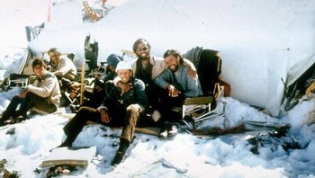Foto ini diambil dari sekelompok penyintas kecelakaan Pesawat Angkatan Udara Uruguay 571 di Andes. Mereka akhirnya diselamatkan tetapi harus melakukan kanibalisme untuk bertahan hidup. Mereka semua tersenyum dalam foto, tetapi menjadi menyeramkan saat Anda melihat tulang belakang manusia di sebelah kanan mereka dalam gambar. Foto: KungThulhu via Bored Panda