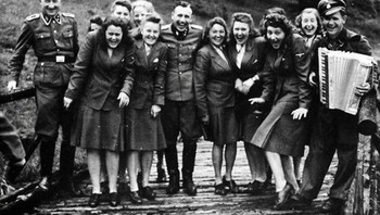 Foto hahahihi dari staf Auschwitz. Mereka kelihatannya seperti konselor di kamp, tapi mereka memiliki tugas sebagai pembunuh berdarah dingin. Foto: fraxiinus via Bored Panda