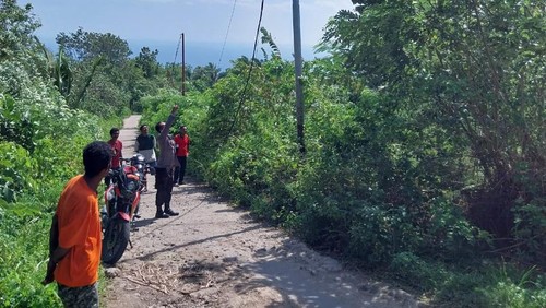 Lokasi pria TTS tersetrum saat perluasan jaringan listrik di Desa Waihawa, Kecamatan Doreng, Sikka, Jumat (14/2/2025). (Dok. Polres Sikka)