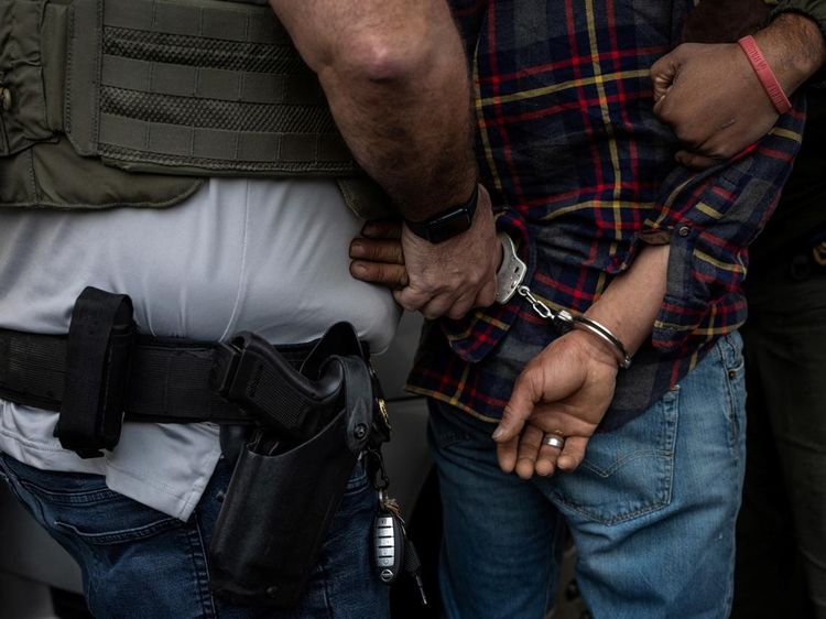 Momen Polisi AS Tangkap Imigran Gelap