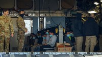 Sementara itu, CBS News melaporkan bahwa pemerintahan Trump mengirim imigran ilegal yang dianggap berisiko rendah ke Guantanamo Bay, meskipun sebelumnya berjanji hanya akan menahan yang paling berbahaya di sana. Dalam beberapa pekan terakhir, Trump telah memerintahkan pembangunan kamp tahanan di Guantanamo Bay yang dapat menampung hingga 30.000 imigran ilegal dengan catatan kriminal berat, yang dianggap sebagai ancaman bagi masyarakat AS. REUTERS/Jose Luis Gonzalez.