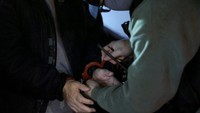 Petugas federal yang melaksanakan penegakan hukum imigrasi AS di dekat Rockville, Maryland, AS, mempersiapkan seorang pria Filipina untuk diangkut ke kantor Imigrasi dan Bea Cukai AS untuk diproses, 6 Februari 2025. Pria itu telah memasuki AS secara legal tetapi melanggar ketentuan statusnya ketika ia mengaku bersalah atas pelecehan seksual terhadap dua anak, menurut ICE dan dokumen pengadilan. Pria itu adalah penduduk tetap yang sah, kata seorang pengacara yang mewakilinya dalam kasus pelecehan seksual tersebut. REUTERS/Leah Millis.