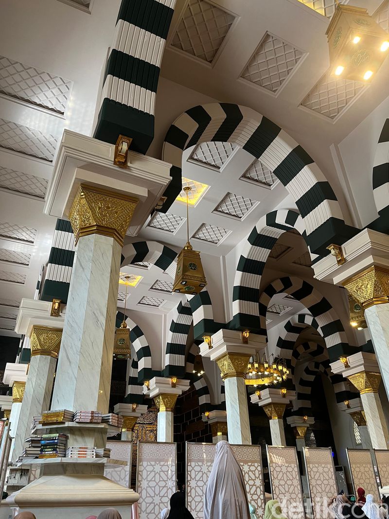 Mukena sekali pakai Masjid Ar Rahman Blitar