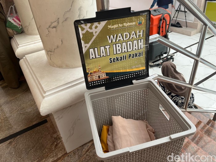 Mukena sekali pakai Masjid Ar Rahman Blitar