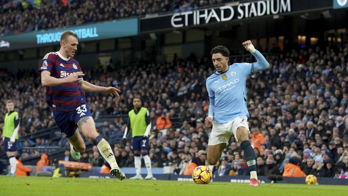 Manchester Citys Omar Marmoush controls the ball next to Newcastles Dan Burn, left, during the English Premier League soccer match between Manchester City and Newcastle United at Etihad stadium in Manchester, England, Saturday, Feb. 15, 2025. (AP Photo/Ian Hodgson)