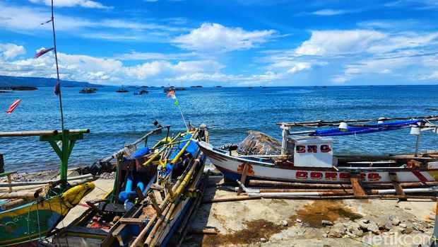 Pantai Palabuhanratu, Kabupaten Sukabumi.