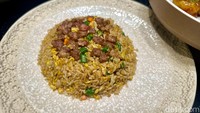 Chef Mike Li membuat beef paste homemade sendiri. Salah satunya digunakan untuk nasi goreng yang dimasak di wok. Aromanya smokey!