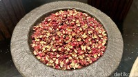 Ini dia lada Szechuan yang terkenal pedas getir. Setelah digigit akan menciptakan sensasi kebas di mulut.