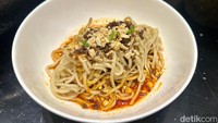 Yang juga spesial dari hidangan Szechuan adalah dan dan noodle. Selain bumbu pedas juga ditambahkan irisan kacang yang bikin gurih creamy.