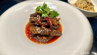 Kalau ini daging sapi goreng bumbu Szechuan. Rasa pedasnya benar-benar kuat. Cocok bagi penggemar makanan pedas!