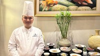 Chef Mike Li sudah 25 tahun menjadi chef. Ia spesialis penyaji hidangan Szechuan yang terkenal pedas berempah dengan bahan utama cabai dan lada.