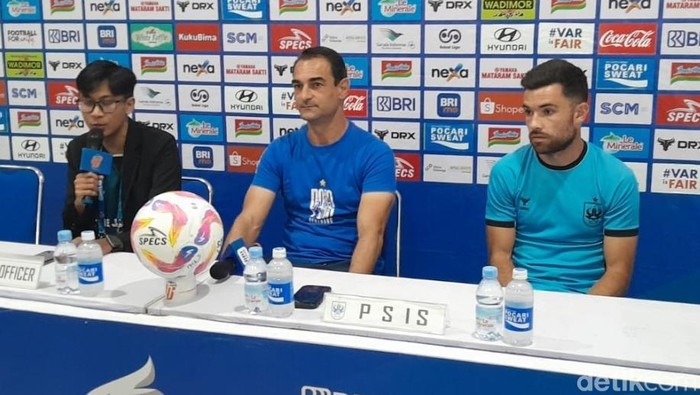 Pelatih dan pemain PSIS dalam sesi jumpa pers di Stadion Jatidiri, Semarang, Sabtu (15/2/2025).