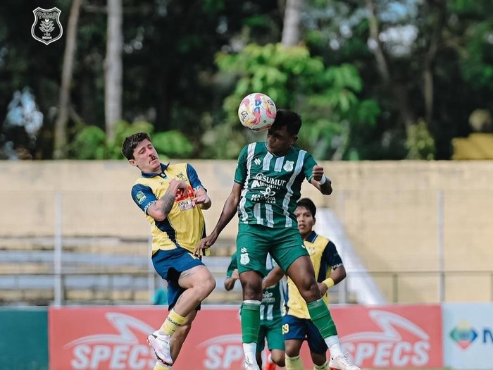 Pemain PSMS berduel di udara dengan pemain Persikota