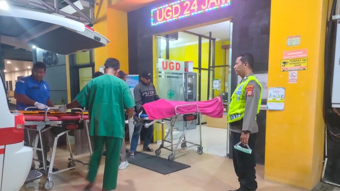 Pemancing yang kesetrum di Bantul dibawa ke RS Saras Adyatma, Bambanglipuro, Bantul, Jumat (14/2/2025).