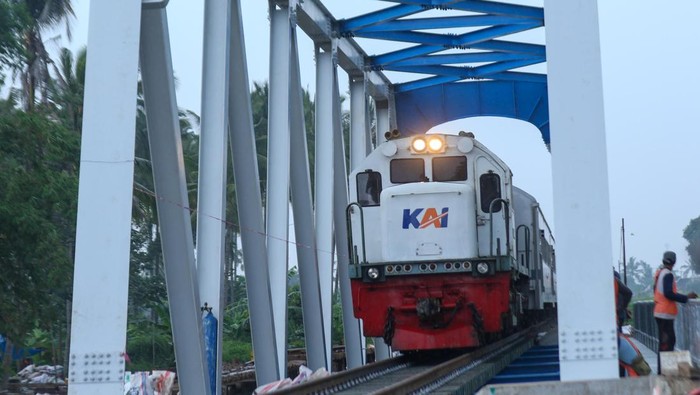 Kereta api melintasi jembatan BH 275 Temuguruh yang baru di bangun di Banyuwangi, Jawa Timur, Sabtu (15/2/2025). Balai Teknik Perkeretaapian Kelas 1 Surabaya DJKA mengganti jembatan BH 275 yang dibangun pada era Staatsspoorwegen tahun 1903 itu dengan bangunan baru sebagai upaya meningkatkan kualitas perjalanan kereta api setelah sebelumnya mengalami kerusakan karena dampak banjir. ANTARA FOTO/Budi Candra Setya/nym.