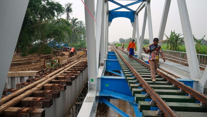 Penggantian jembatan KA berusia 121 tahun Kereta api melintasi jembatan BH 275 Temuguruh yang baru di bangun di Banyuwangi, Jawa Timur, Sabtu (15/2/2025). Balai Teknik Perkeretaapian Kelas 1 Surabaya DJKA mengganti jembatan BH 275 yang dibangun pada era Staatsspoorwegen tahun 1903 itu dengan bangunan baru sebagai upaya meningkatkan kualitas perjalanan kereta api setelah sebelumnya mengalami kerusakan karena dampak banjir. ANTARA FOTO/Budi Candra Setya/nym.