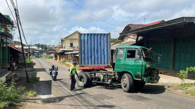 Petugas kepolisian saat mendatangi lokasi kecelakaan dua truk di Jalan Mantingan, Kecamatan Tahunan, Kabupaten Jepara, Sabtu (15/2/2025).