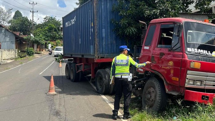 Petugas kepolisian saat mendatangi lokasi kecelakaan dua truk di Jalan Mantingan, Kecamatan Tahunan, Kabupaten Jepara, Sabtu (15/2/2025).